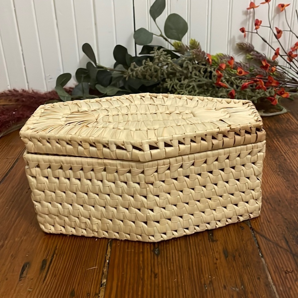Vintage Boho Woven Wicker Straw Basket with Lid - Picture 2 of 11